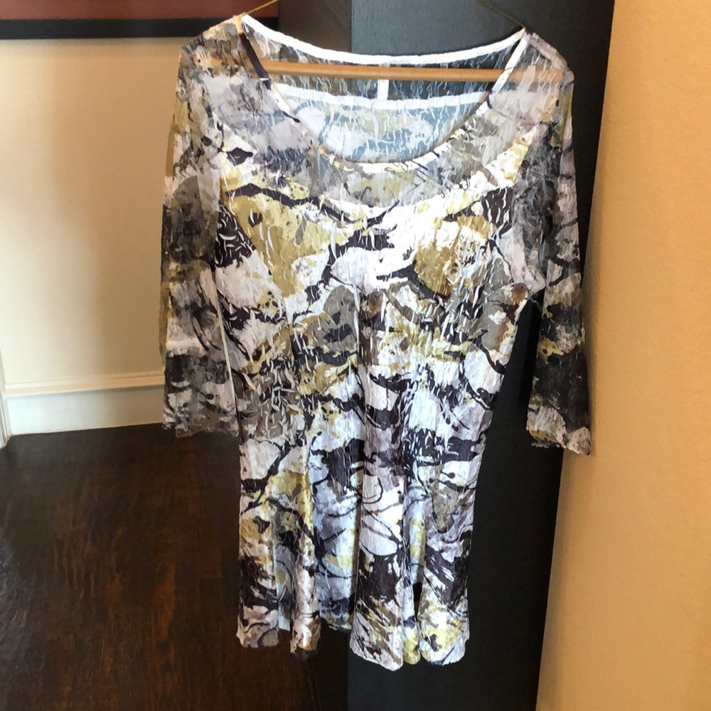 Beautiful gold black large blouse. Made by Lindi.